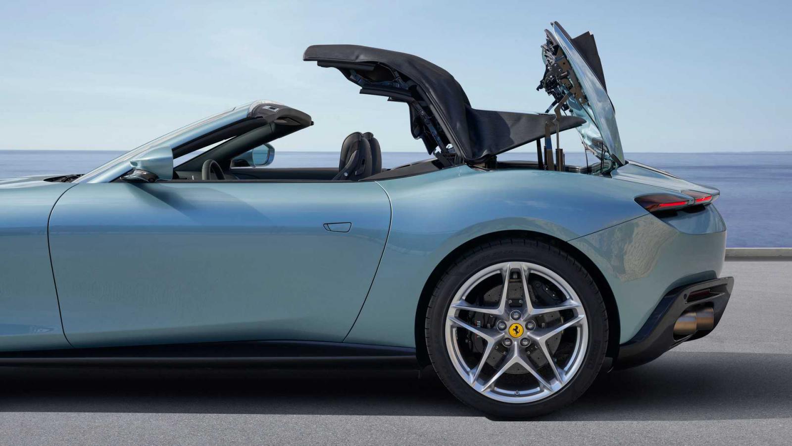 Πρεμιέρα με 620 άλογα για τη Ferrari Roma Spider